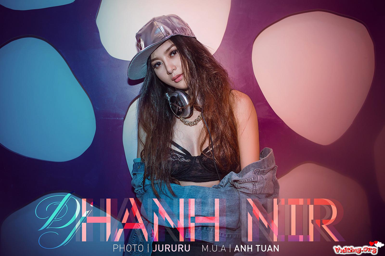 Bỏng mắt với cô nàng DJ gợi cảm