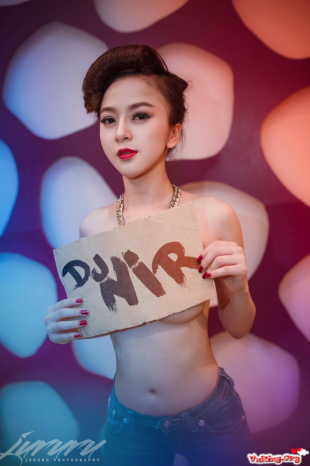 Bỏng mắt với cô nàng DJ gợi cảm