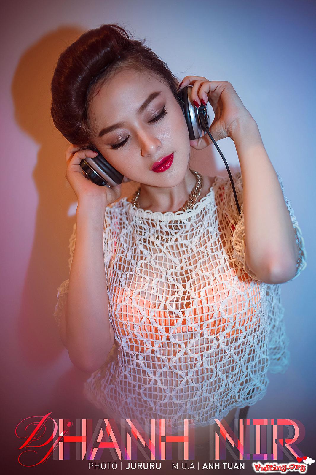 Bỏng mắt với cô nàng DJ gợi cảm