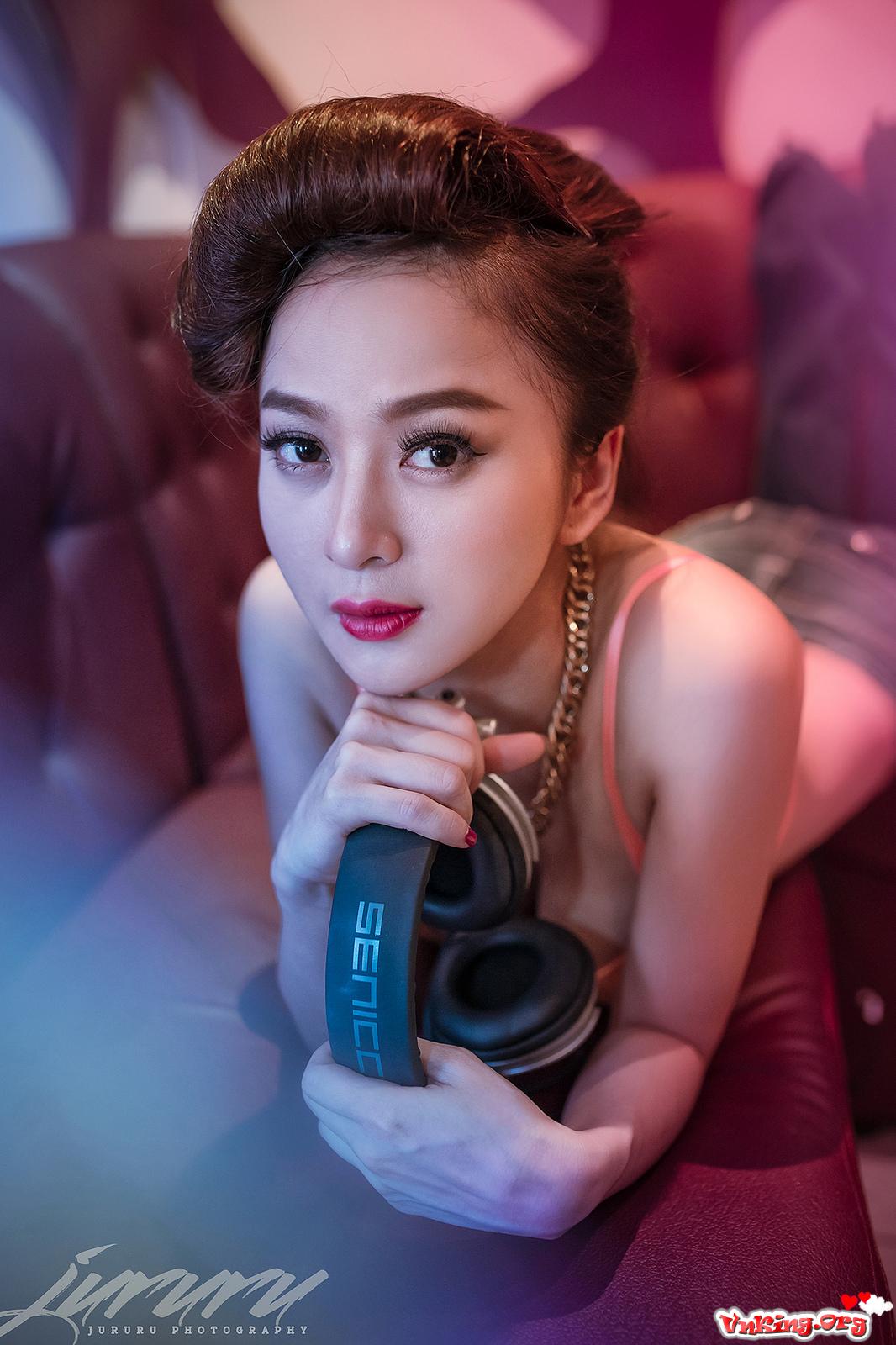 Bỏng mắt với cô nàng DJ gợi cảm