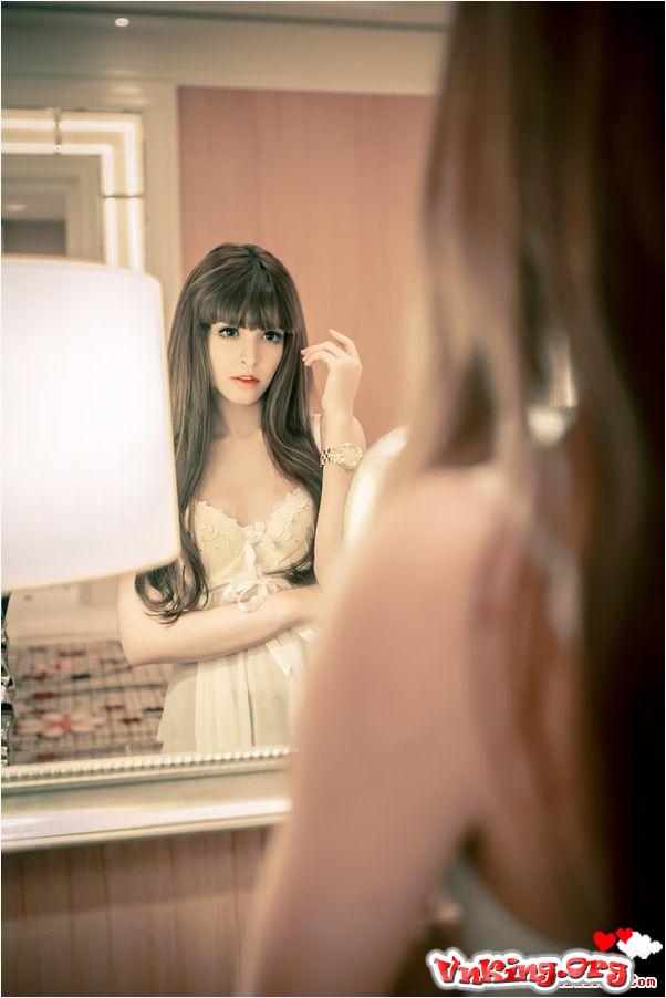 Andrea xinh đẹp như búp bê trong trang phục đồ ngủ gợi cảm